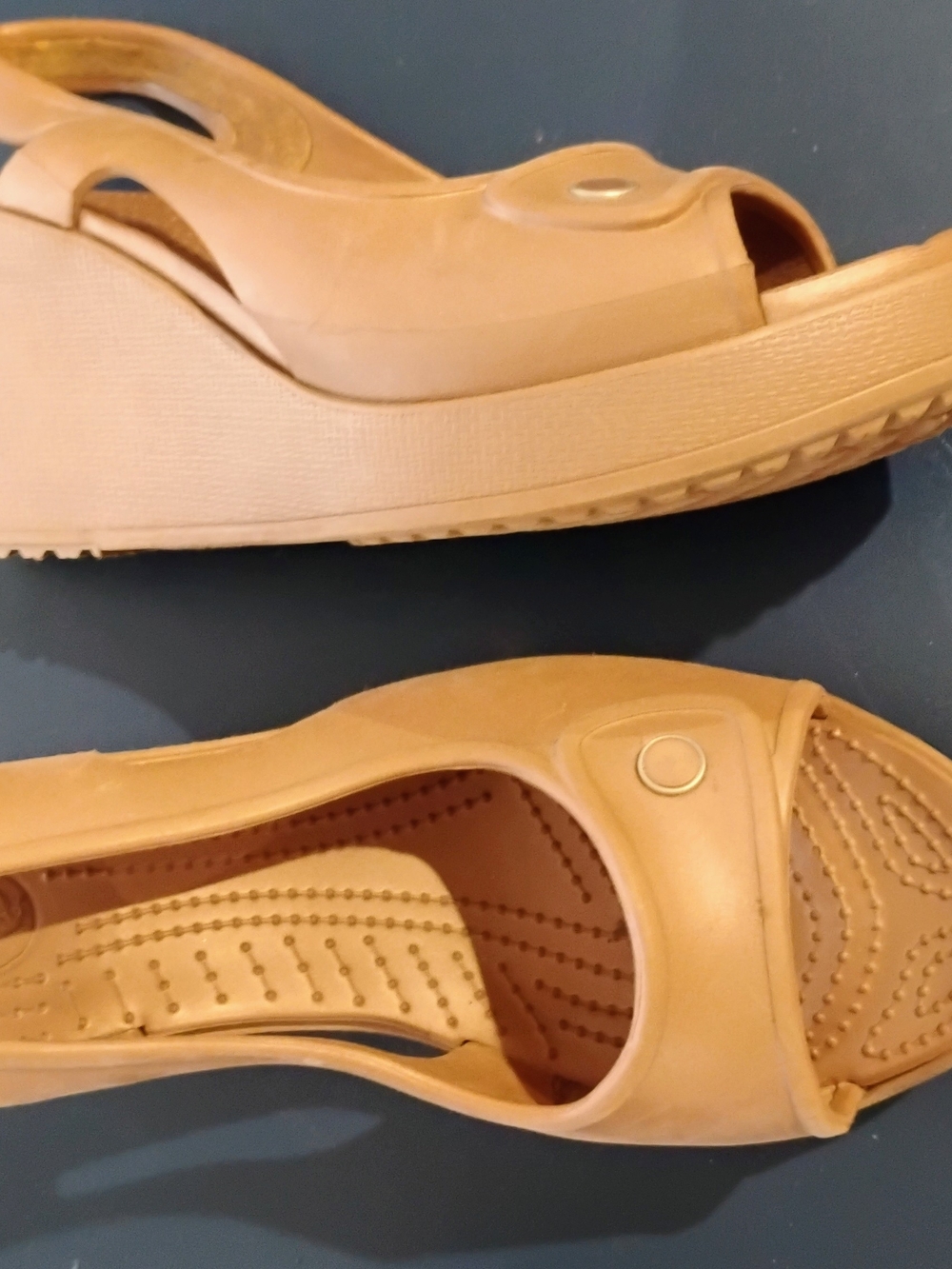 Women’s Open-Toe Wedge Sandals in Tan